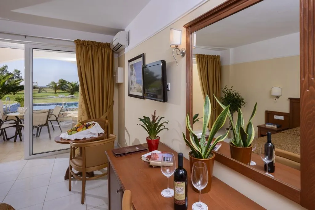 SUITE WITH PRIVATE POOL Room, Vantaris Palace, Crete