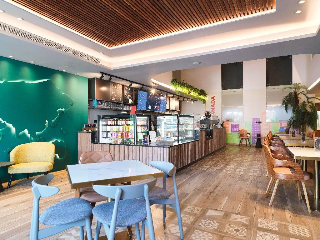 Bar, Leonardo Boutique Hotel Larnaca, Cyprus
