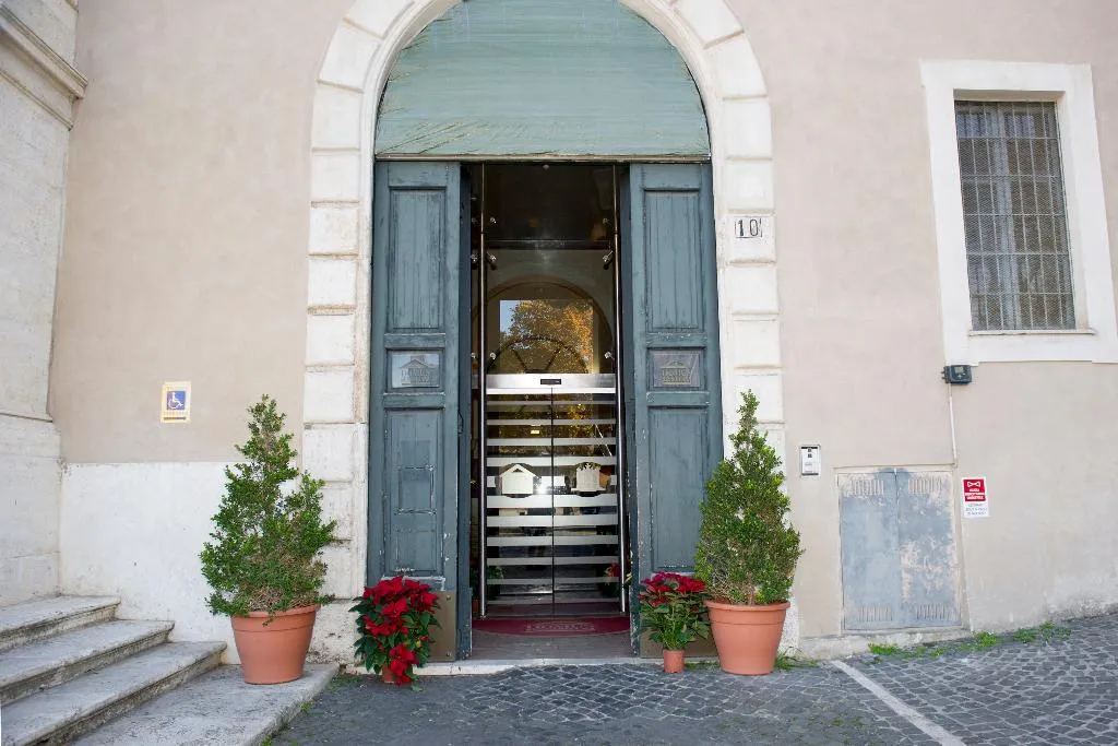 Lobby, Domus Sessoriana, Naples