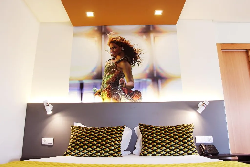 Room, America Diamonds, Lisbon