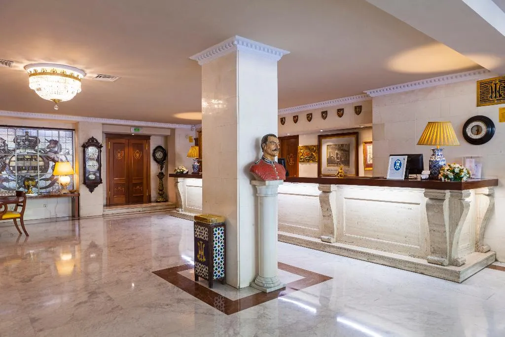 Lobby, Inglaterra, Seville