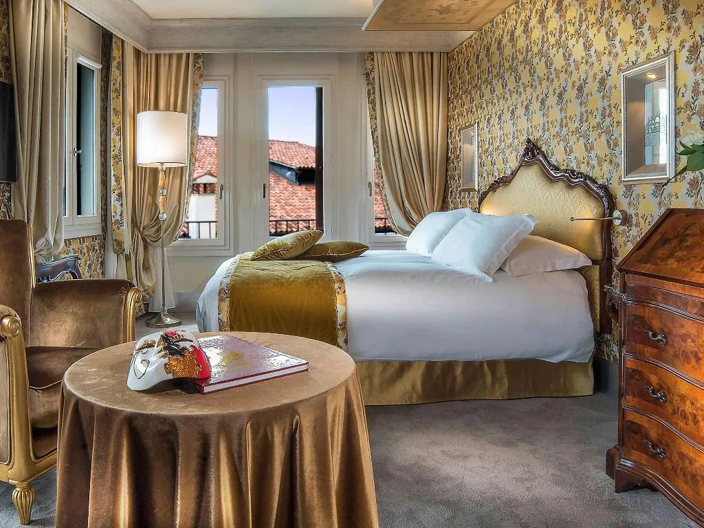 SUITE DELUXE CANAL VIEW Room, Papadopoli Hotel Venezia - MGallery Collection, Venice