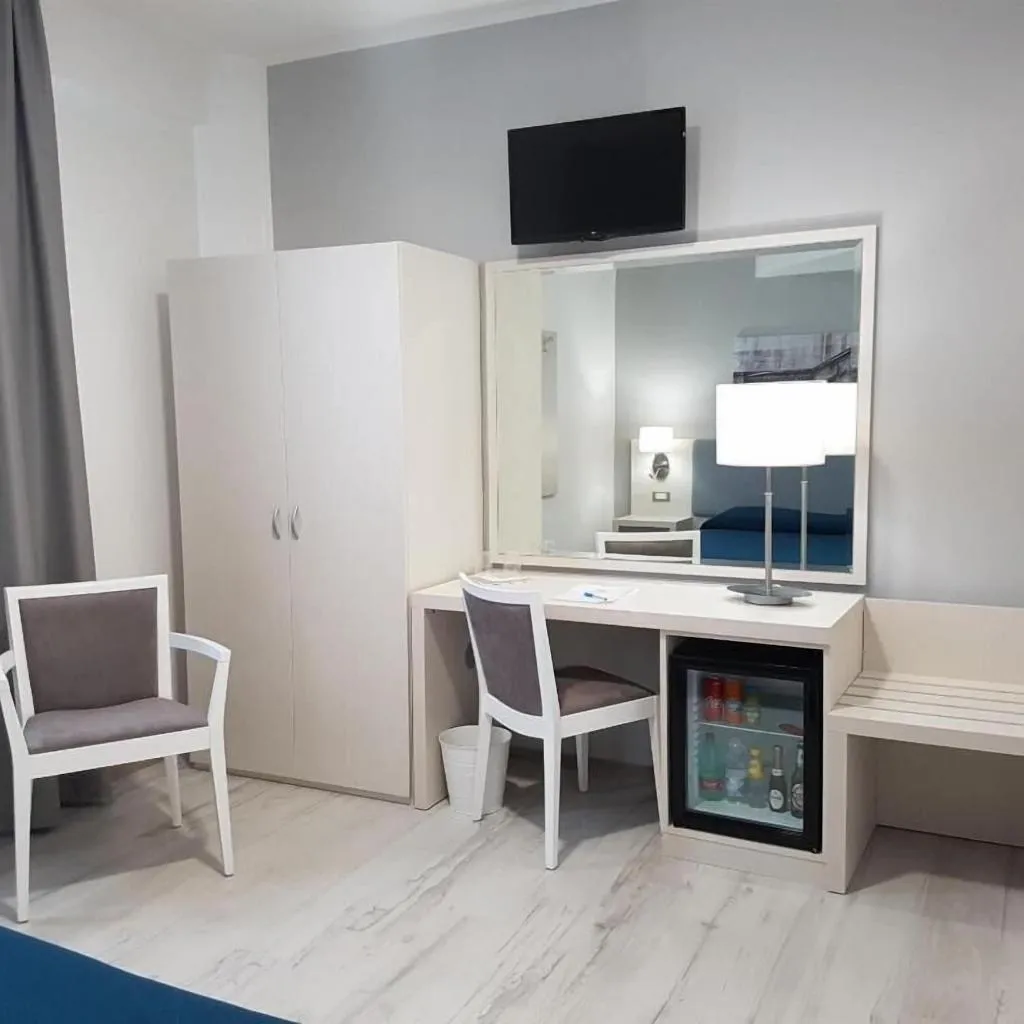Room, Grand Hotel Del Lago, Palermo