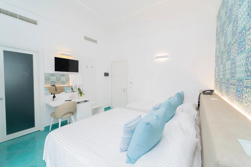 TRIPLE SUPERIOR Room, Hotel Miramare, Naples