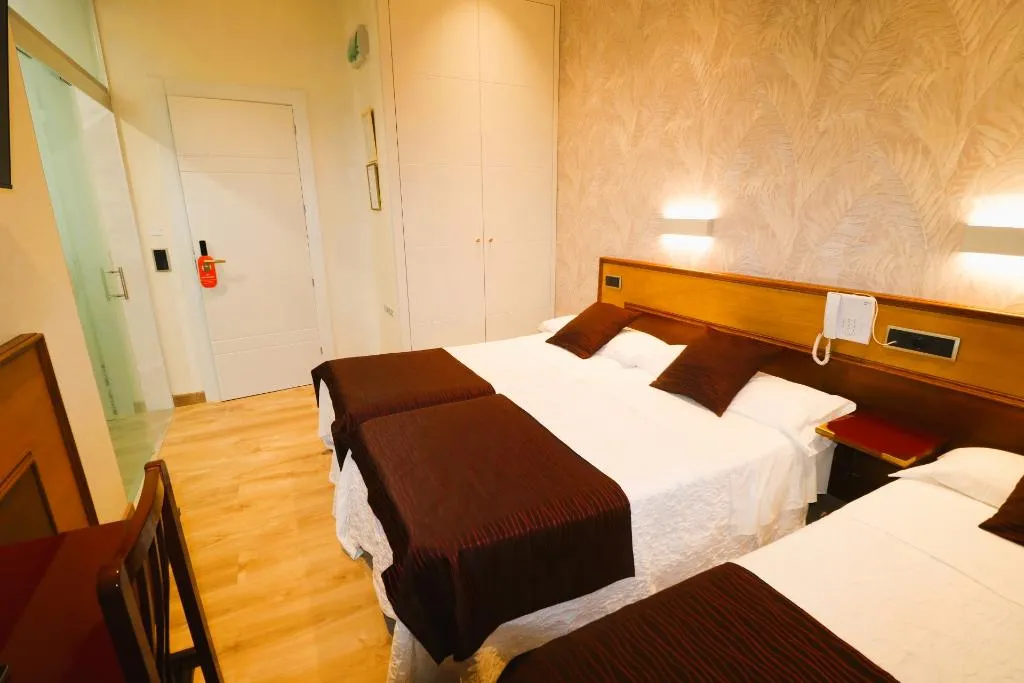 TRIPLE STANDARD Room, Hostal Hispano-Argentino Gran Via, Madrid