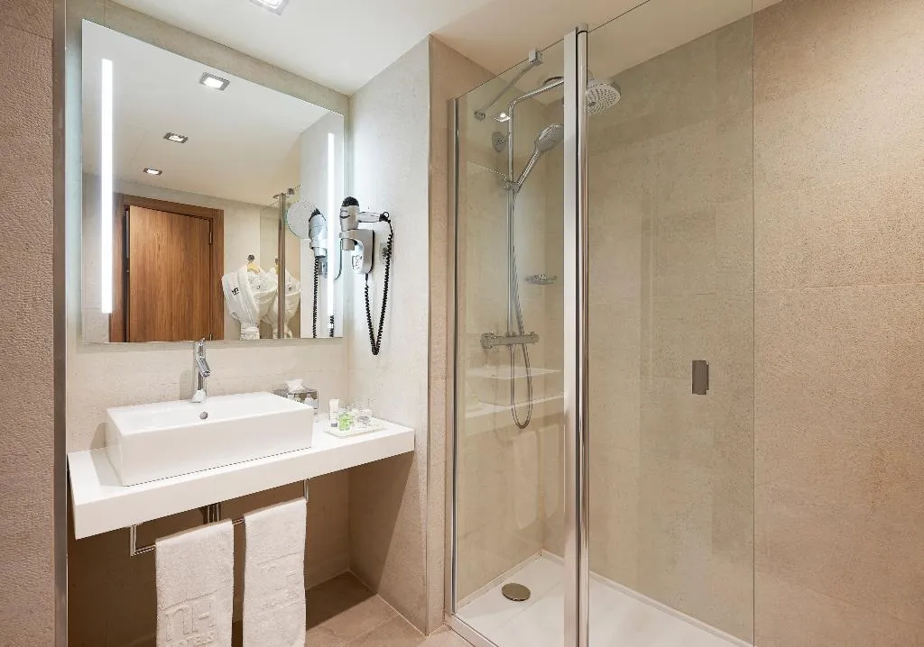 DOUBLE SUPERIOR Room, NH Barcelona Les Corts, Barcelona