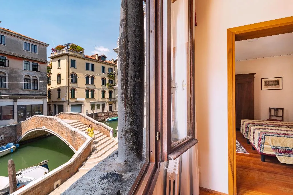 APARTMENT CANAL VIEW Room, Palazzo Schiavoni Residenza d'Epoca, Venice