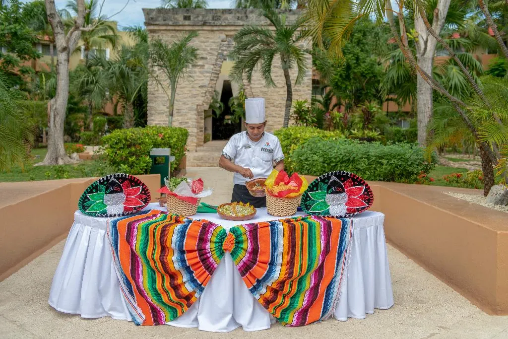 Sports and Entertainment, Viva Azteca by Wyndham Trademark All Inclus Resort, Cancun Area