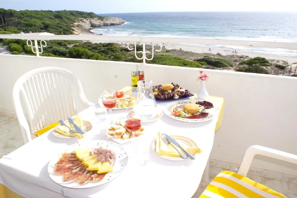 APARTMENT CAPACITY 8 THREE BEDROOMS Room, Hamilton Court, Menorca