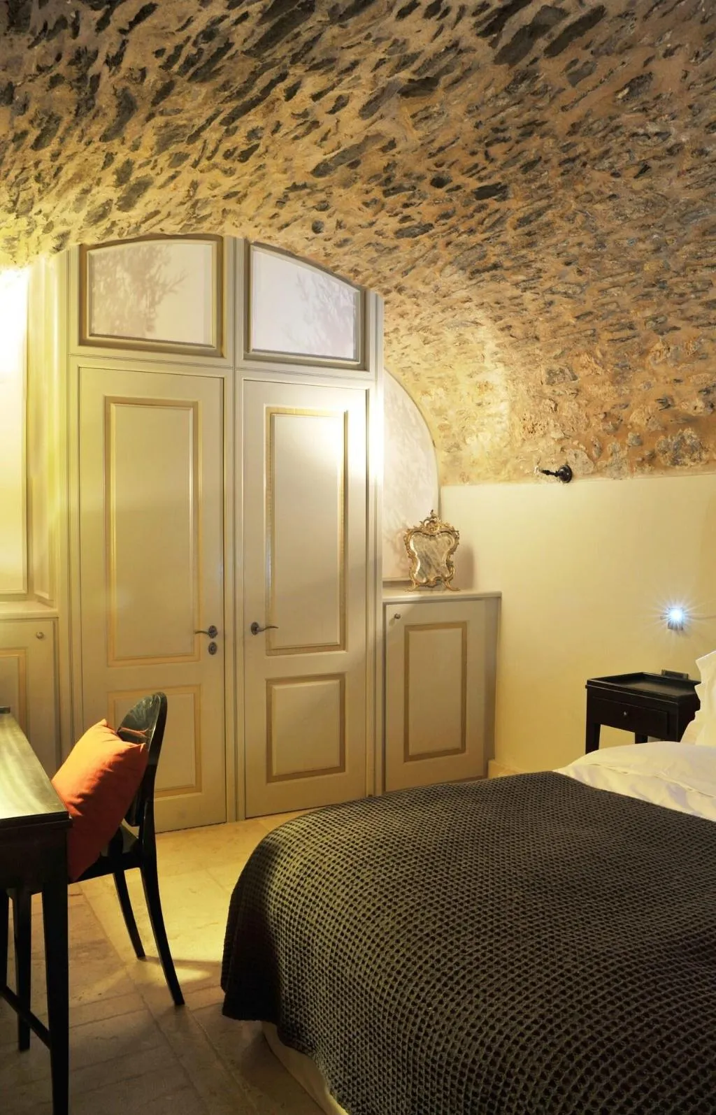 SUITE QUEEN SIZE BED Room, Kinsterna Hotel, Kalamata