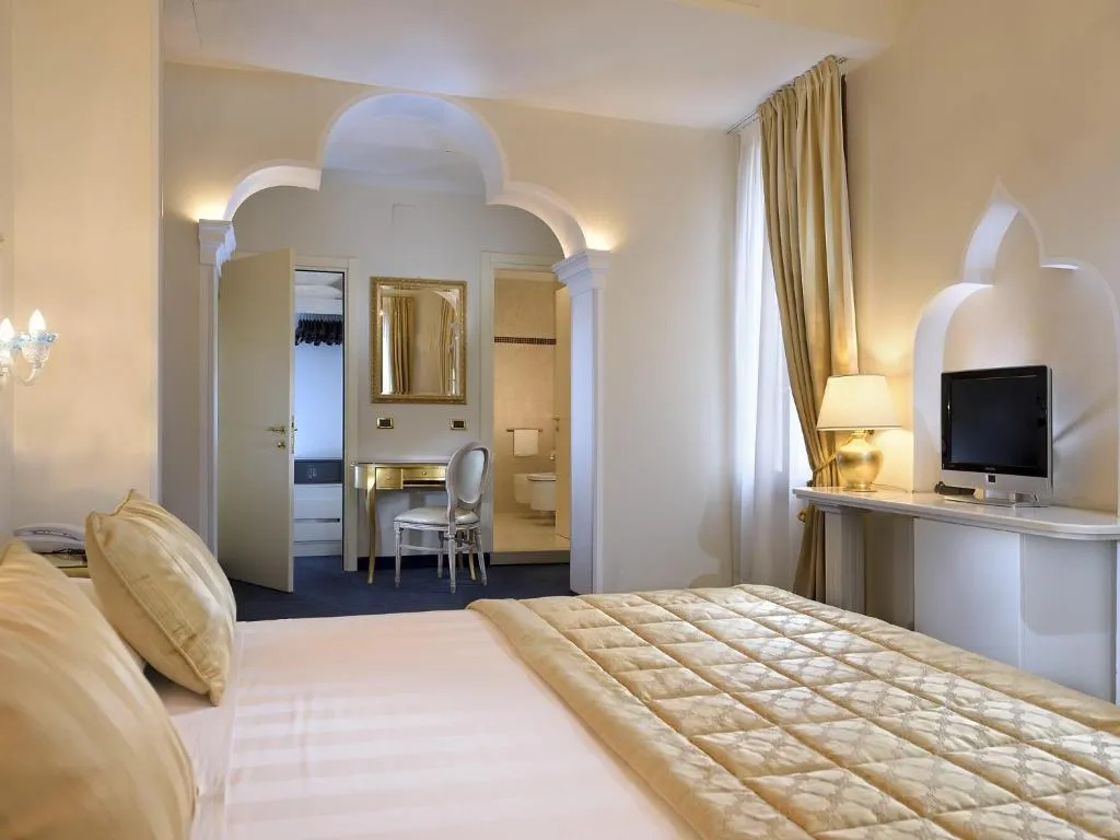 Double or Twin DELUXE CANAL VIEW Room, Principe, Venice