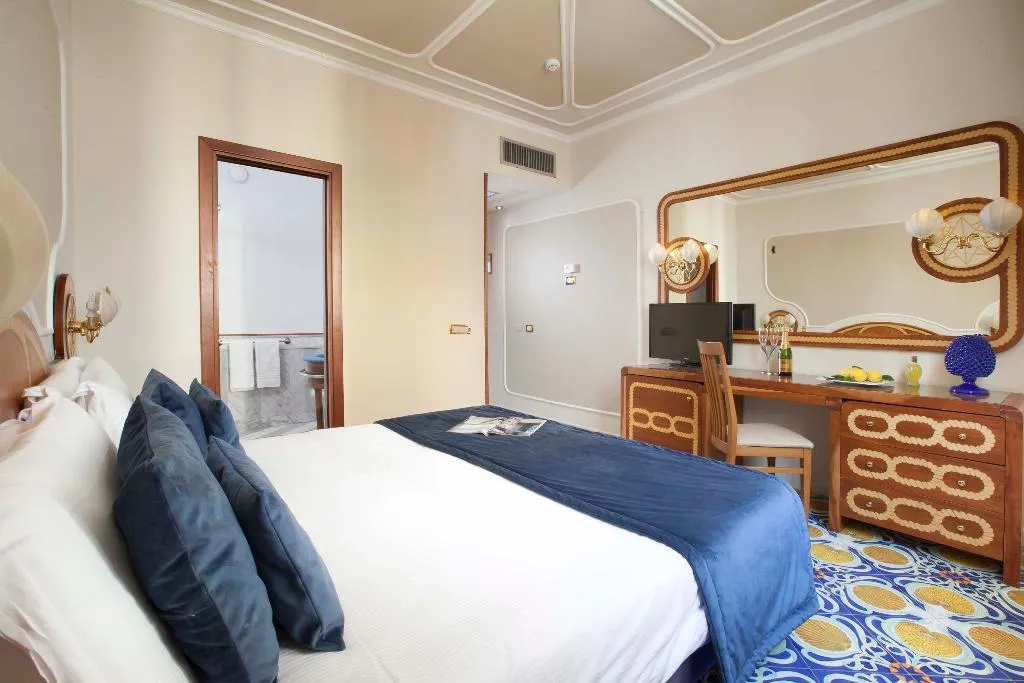 Double or Twin PARTIAL SEA VIEW Room, Alimuri Bay Resort, Naples