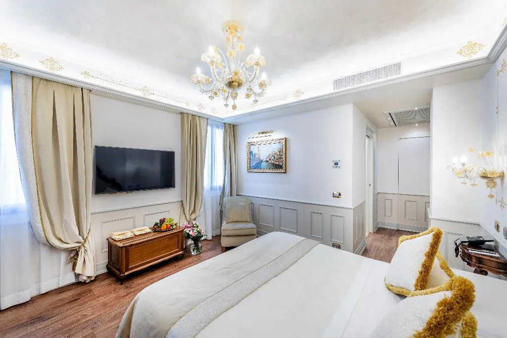 Double or Twin SUPERIOR Room, Monaco and Grand Canal, Venice