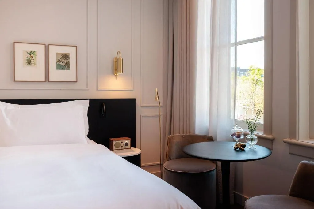DOUBLE SUPERIOR KING BED Room, Pillows Maurits At The Park, Amsterdam