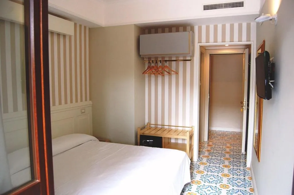 Double or Twin WITH DOUBLE BED Room, Hotel Zeus Pompei, Naples