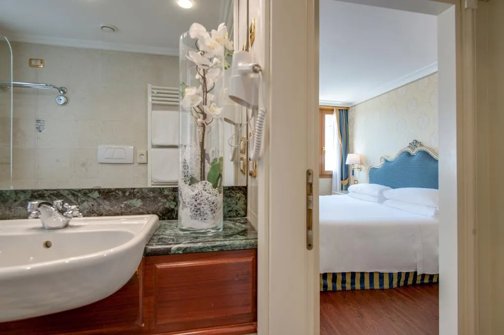 Double or Twin DELUXE CANAL VIEW Room, Antiche Figure, Venice