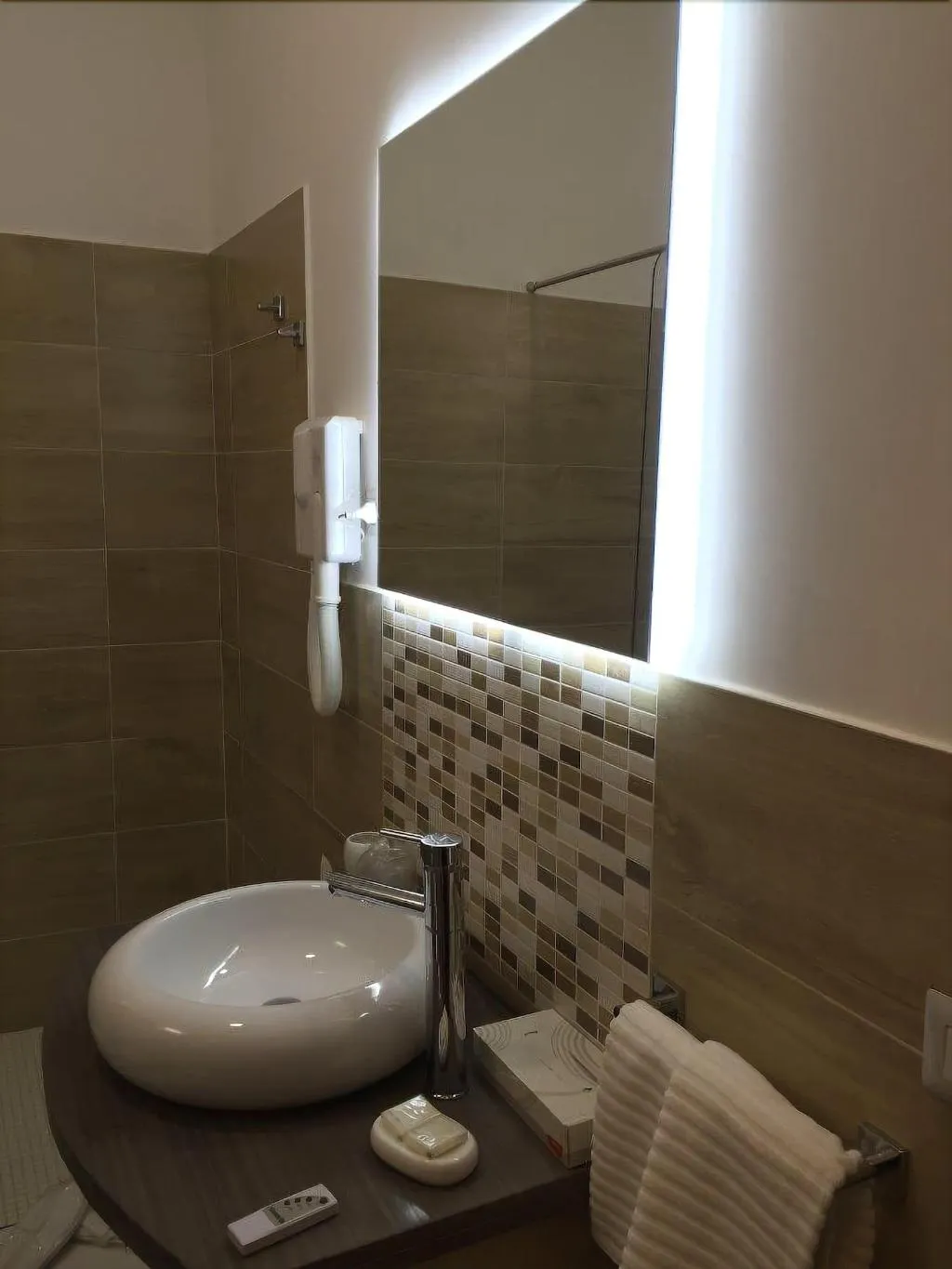 Room, B&B Napolimilionaria, Naples