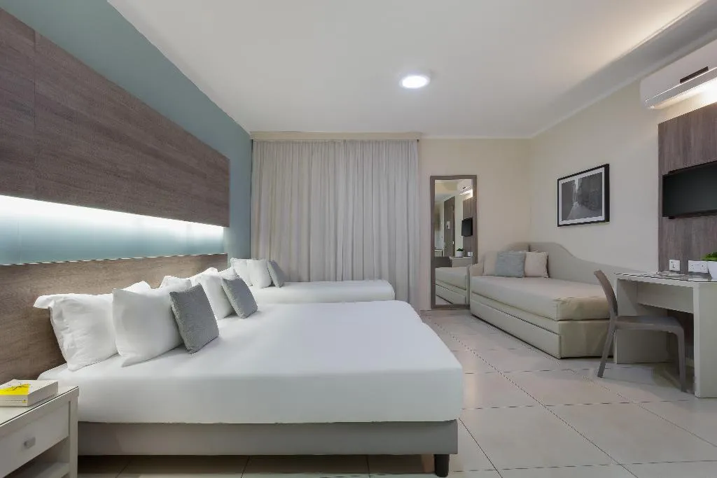 FAMILY ROOM STANDARD Room, Hotel 115 The Strand Hotel and Suites, Malta