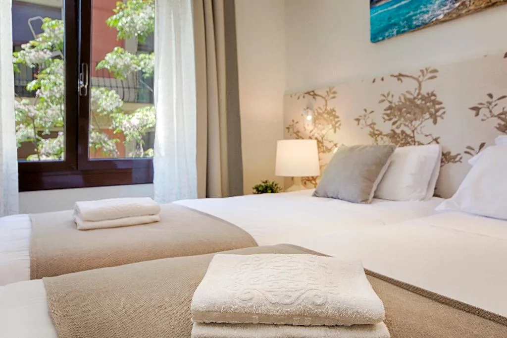 APARTMENT FOUR BEDROOMS Room, Mercedes Heritage Apartments, Barcelona