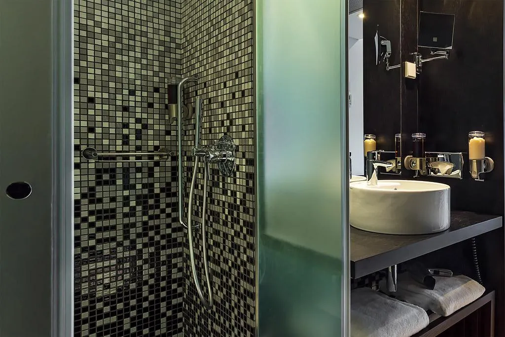 DOUBLE KING SIZE BED Room, HF Fenix Music, Lisbon