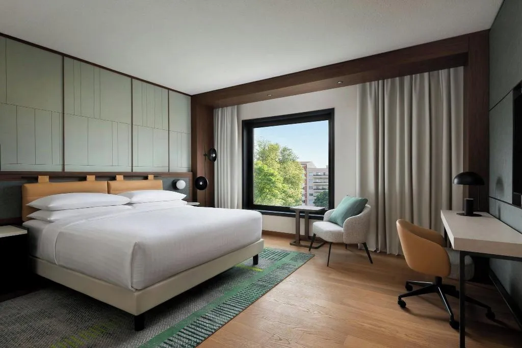 DOUBLE DELUXE KING BED Room, Marriott Hotel Milan, Milan