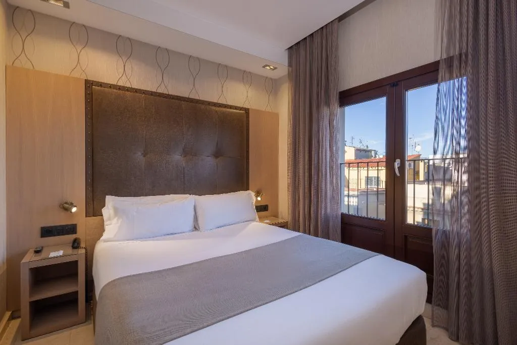 DOUBLE STANDARD Room, Gran Hotel Barcino 4*S, Barcelona