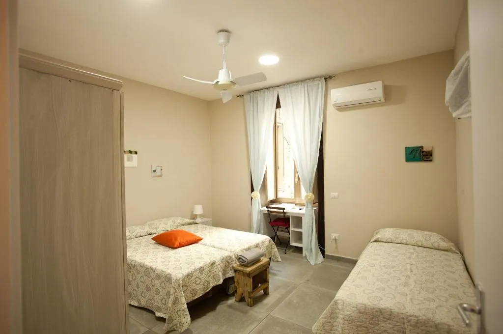 Room, B&B Cara Napoli, Naples