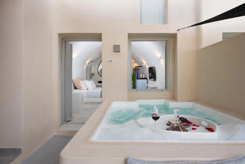 SUITE WITH JACUZZI Room, Caldera Cliff Illusion Suites, Santorini