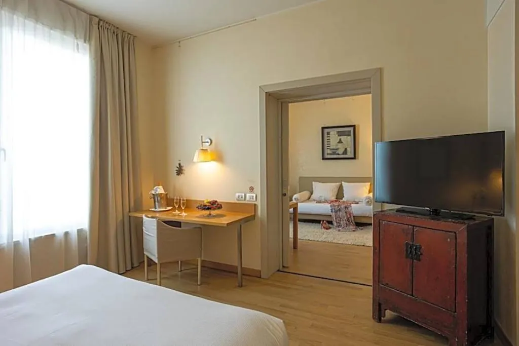 JUNIOR SUITE STANDARD Room, Cosmo Hotel Palace, Milan