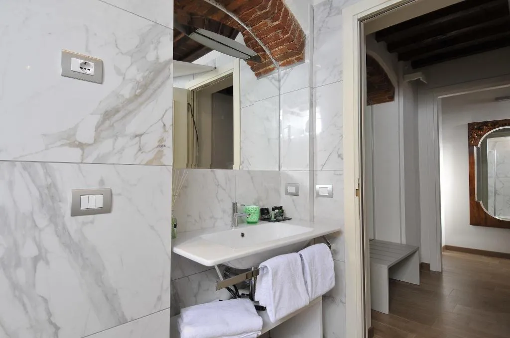 Room, Canto Degli Aranci, Florence