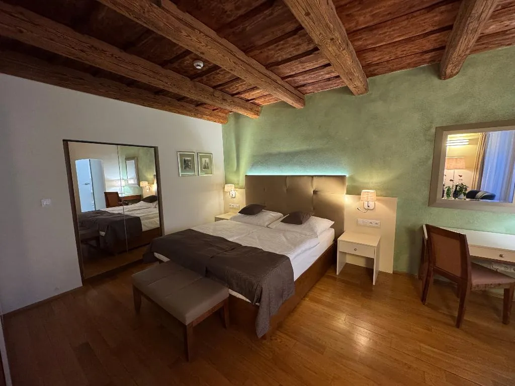 Double or Twin DELUXE CAPACITY 2 Room, The Golden Wheel, Prague