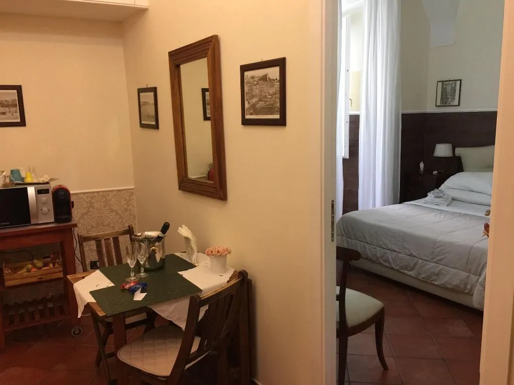 Room, Home Marty, Naples