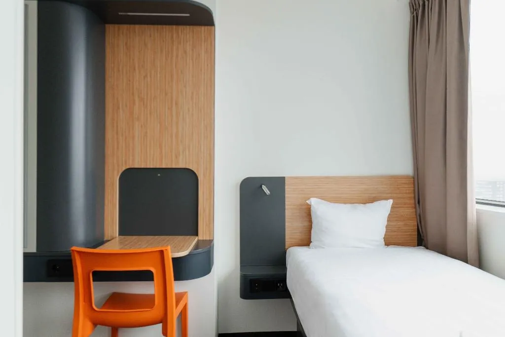 TRIPLE STANDARD Room, easyHotel Amsterdam Zaandam, Amsterdam