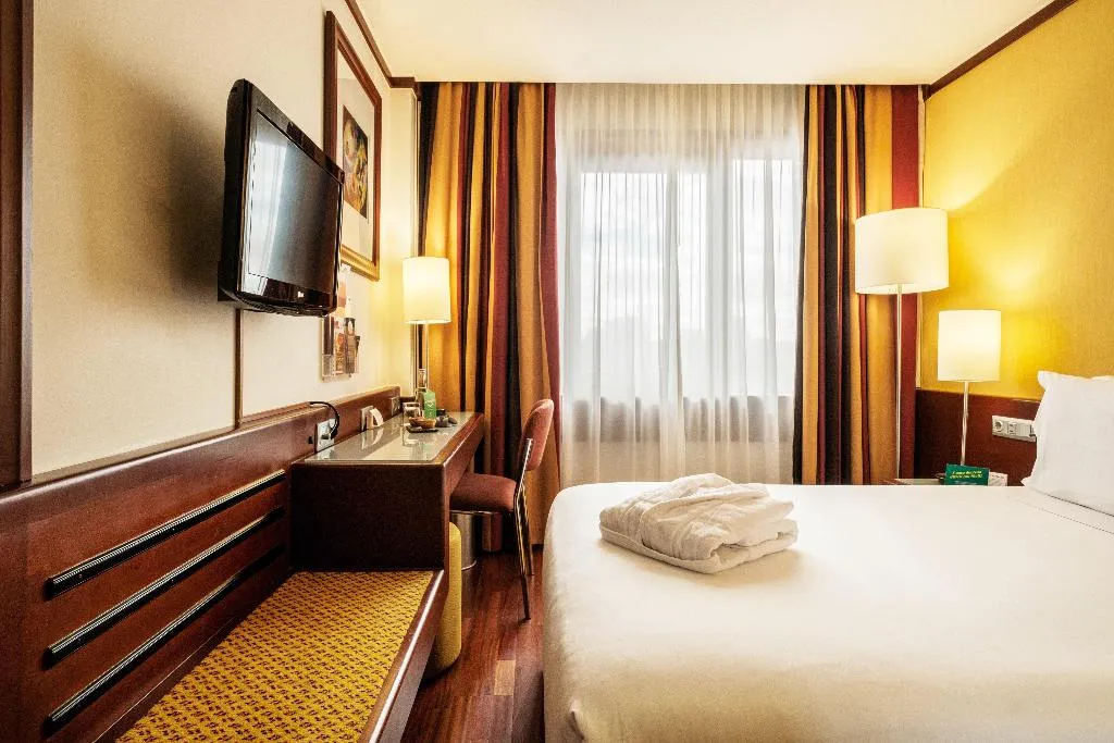 DOUBLE WITH DOUBLE BED Room, Holiday Inn Lisbon Continental, Lisbon