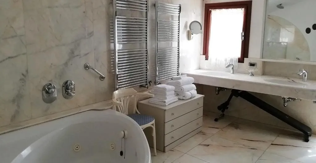APARTMENT TWO BEDROOMS TWO BATHROOMS Room, Metropole Venezia, Venice