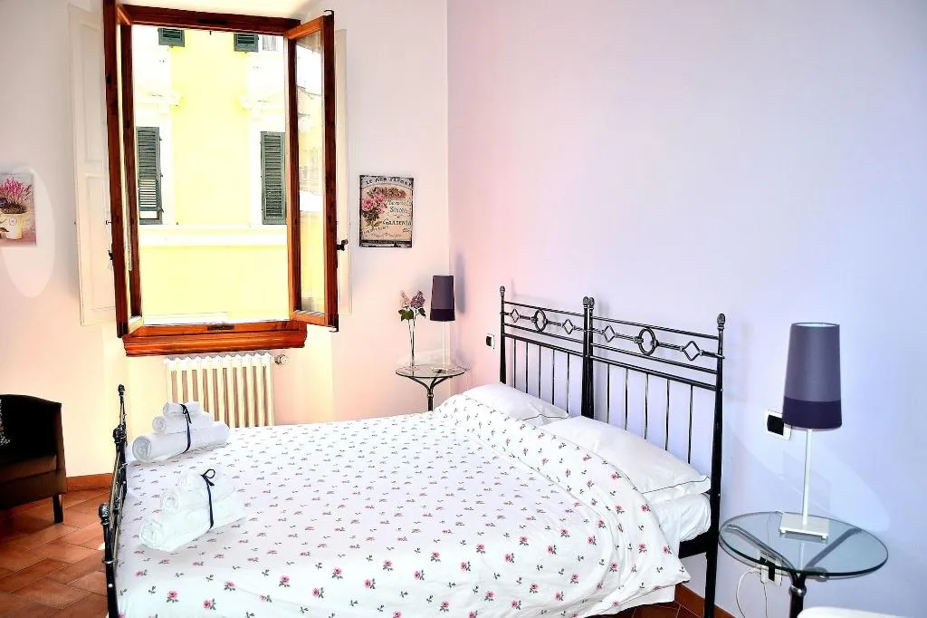 Room, Chez Moi, Florence