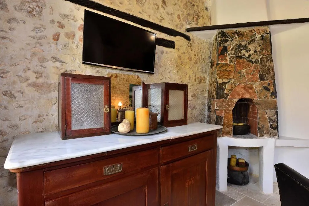 Sports and Entertainment, Antonia's House, Crete