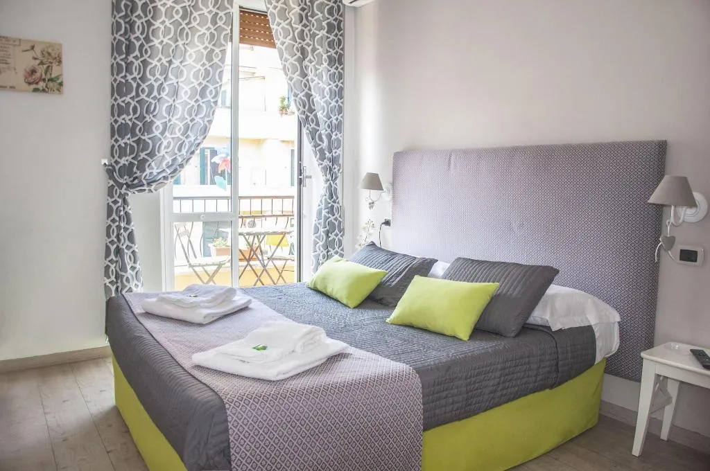 Room, B B Just Rome, Naples
