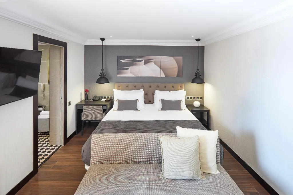 TRIPLE WITH TERRACE Room, Hotel Cortes Rambla, Barcelona