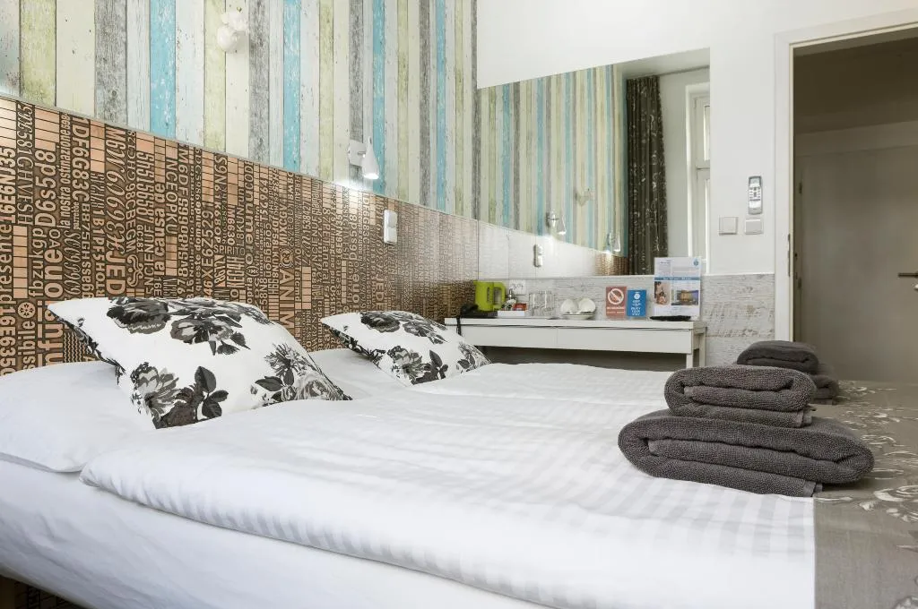 SINGLE STANDARD Room, Royal Court Hotel, Prague