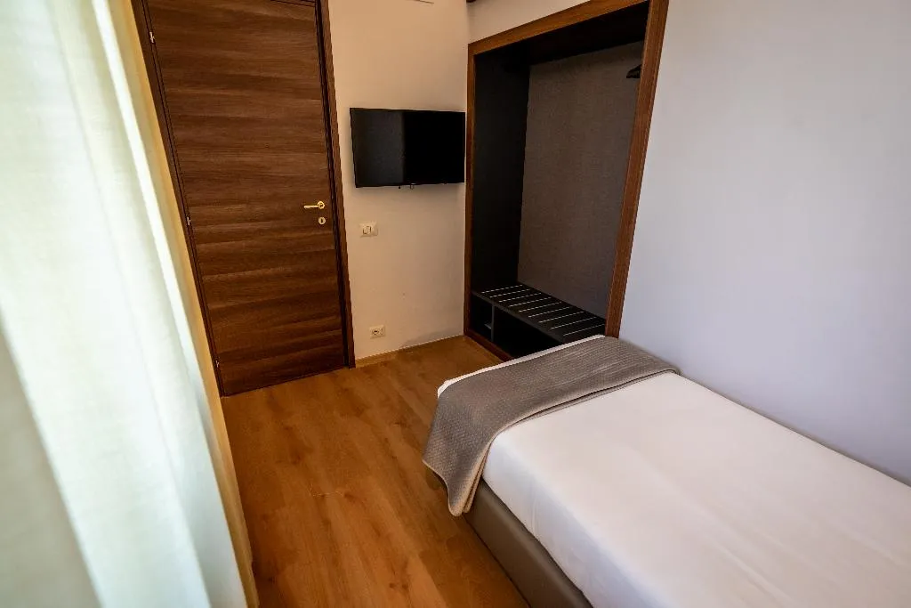 APARTMENT CAPACITY 4 TWO BEDROOMS Room, Residence Porta Al Prato, Florence