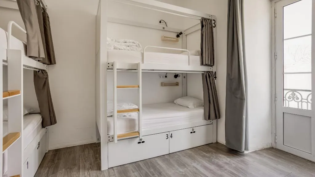 Bed in dormitory CAPACITY 6 WITH SHARED BATHROOM Room, Hostellicious, Algarve