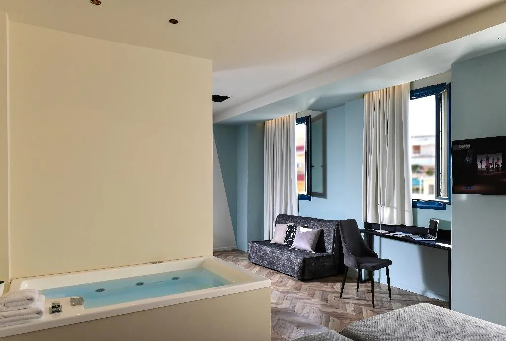 SUITE WITH JACUZZI Room, Athens One Smart Hotel, Athens