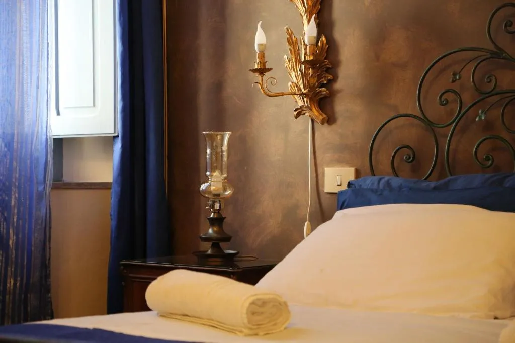 Room, Riverbanks, Florence
