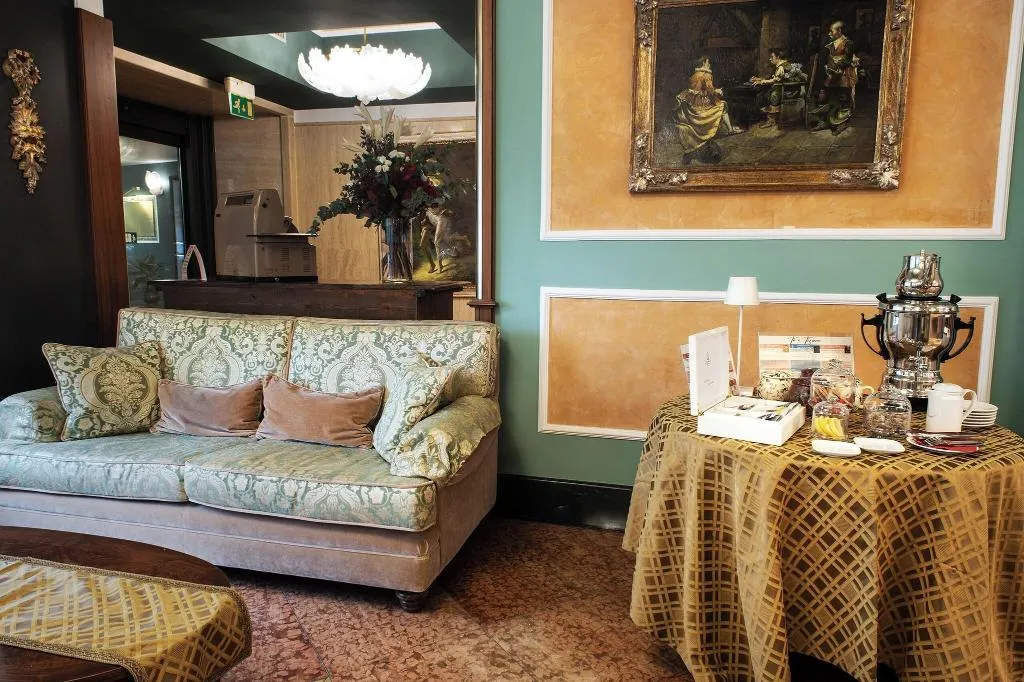 Lobby, Santa Barbara, Milan