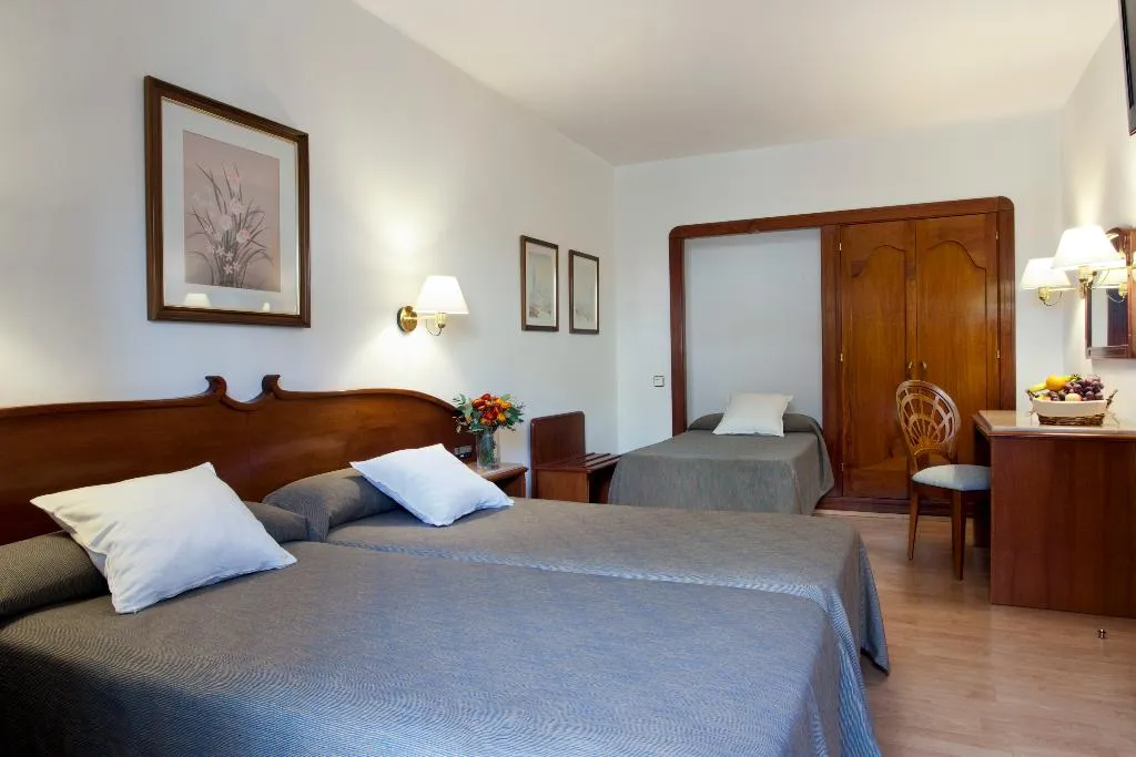TRIPLE STANDARD Room, Gaudi, Barcelona
