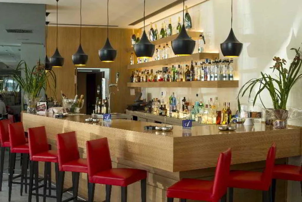 Bar, Radisson RED Madrid, Madrid