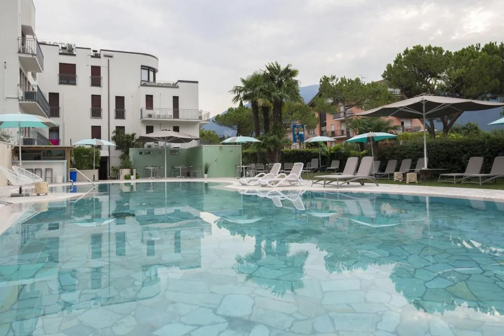 Pool, Bristol, Milan