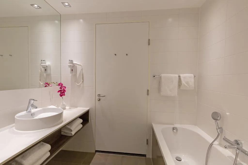 TWIN COMFORT Room, Leonardo Royal Hotel Den Haag Promenade, Amsterdam