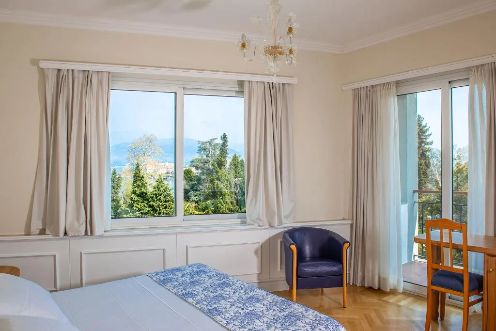 Double or Twin LAKE VIEW Room, Royal Hotel, Milan